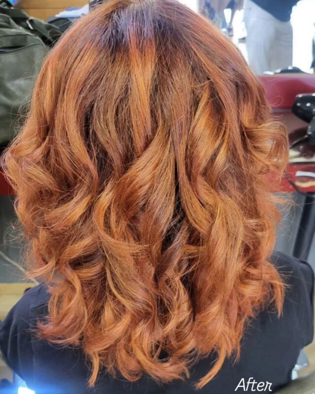 Color change from blonde to bronze #bronzehair #totaltransformation #ioannismakridishairbeauty #colorspecialists 🤩