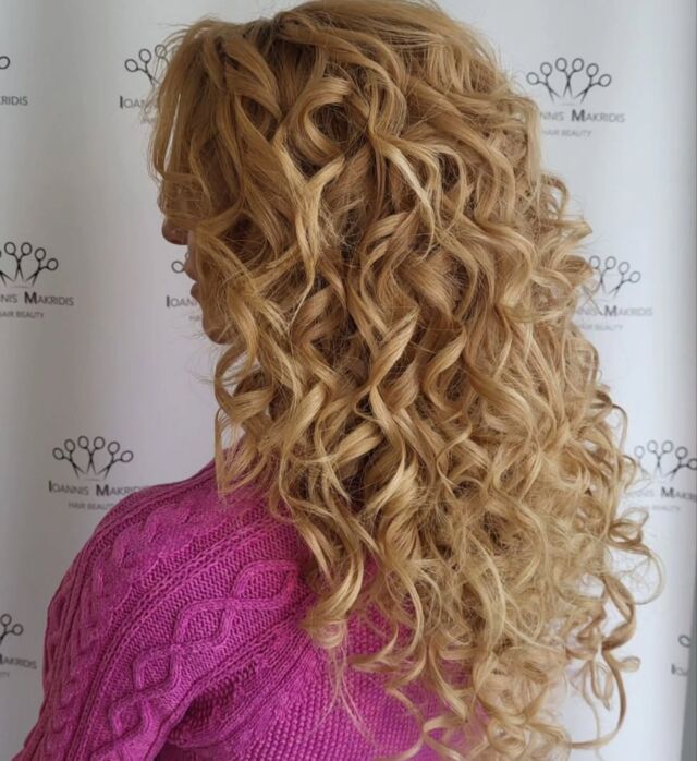 Curl power 💪 #ioannismakridishairbeauty #curlyhair #hairspecialists
